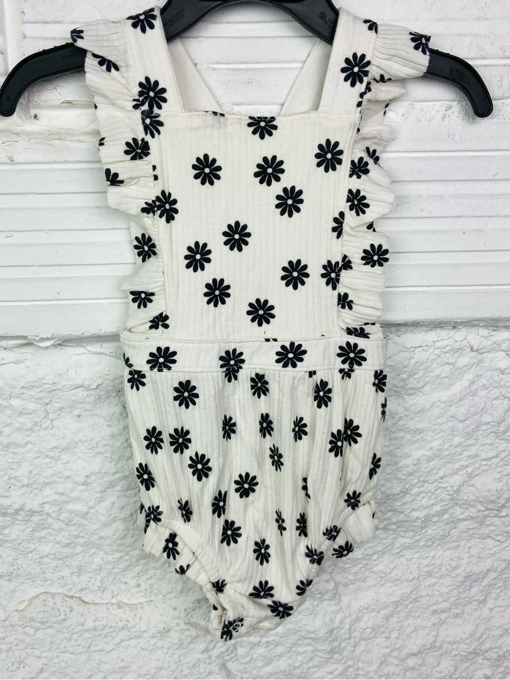 NWOT Cat & Jack White ribbed ruffle Floral Bubble Romper with Black Daisies 3-6M